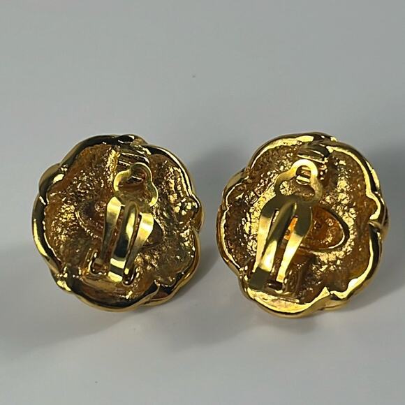 CHANEL Vintage Pearl Clip Earrings Gold tone x Beige Faux Pearl - Picture 6 of 7